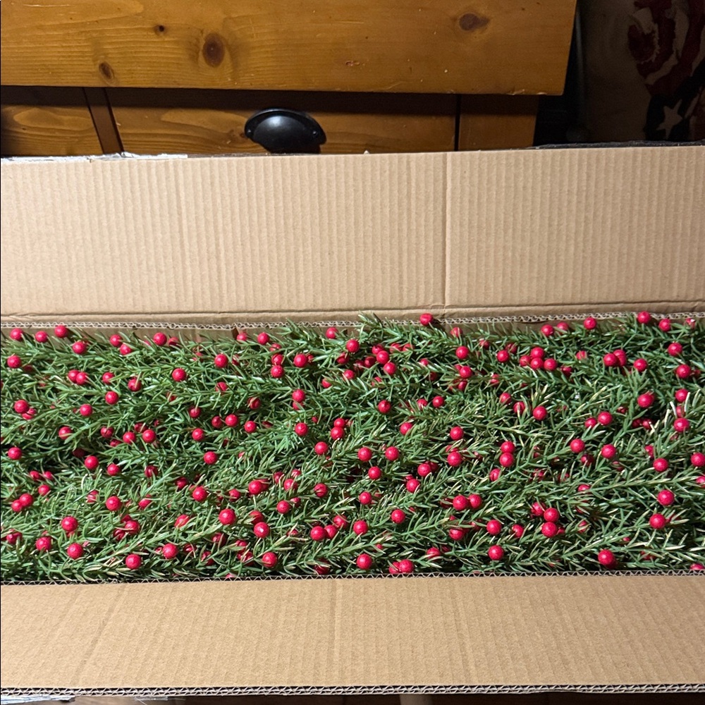Grandin Road Hempstead Berry Garland 6ft. BNIB